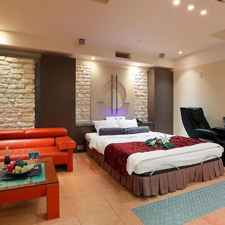 אוסקה Hotel Axis -アクシス- (Adults Only) מראה חיצוני תמונה