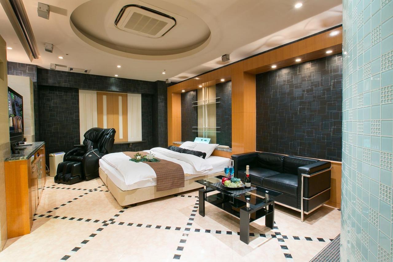 אוסקה Hotel Axis -アクシス- (Adults Only) מראה חיצוני תמונה