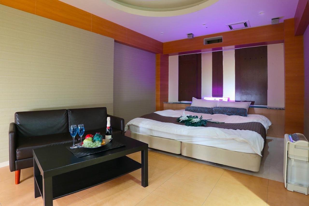 אוסקה Hotel Axis -アクシス- (Adults Only) מראה חיצוני תמונה