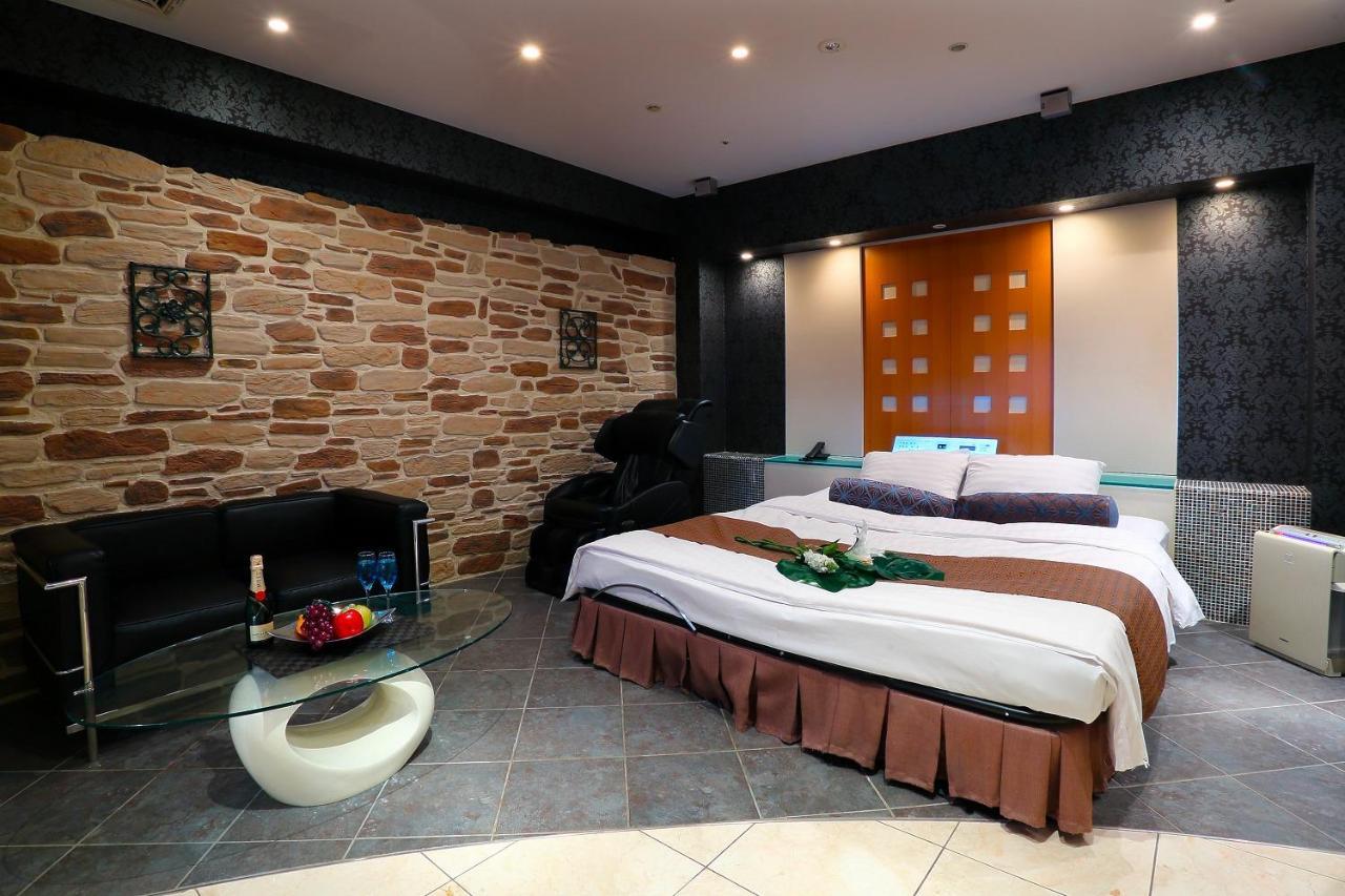 אוסקה Hotel Axis -アクシス- (Adults Only) מראה חיצוני תמונה