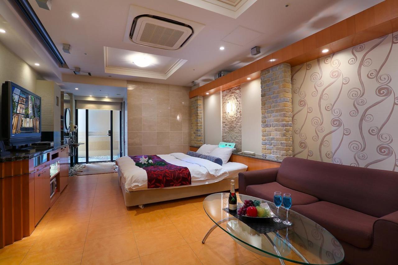 אוסקה Hotel Axis -アクシス- (Adults Only) מראה חיצוני תמונה