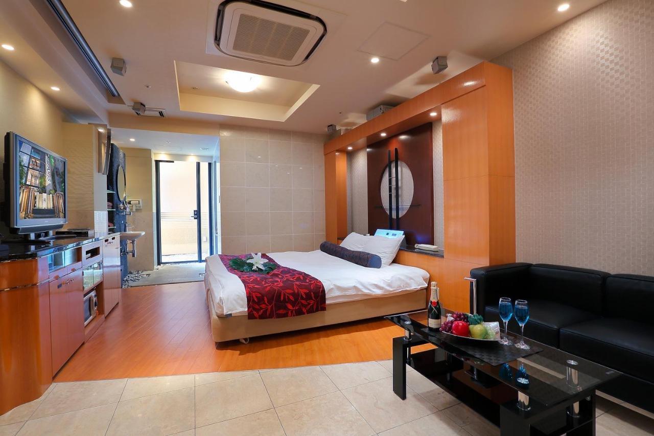 אוסקה Hotel Axis -アクシス- (Adults Only) מראה חיצוני תמונה