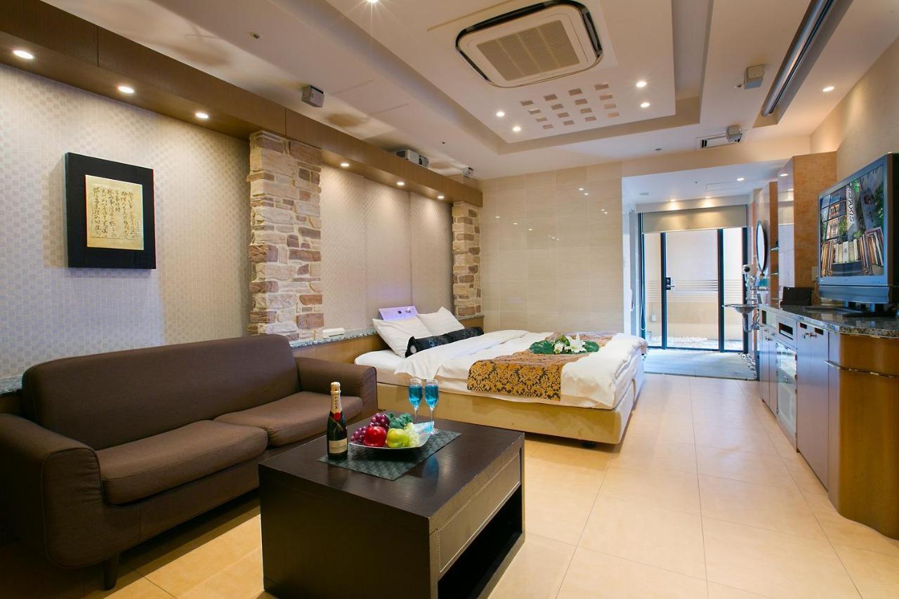 אוסקה Hotel Axis -アクシス- (Adults Only) מראה חיצוני תמונה