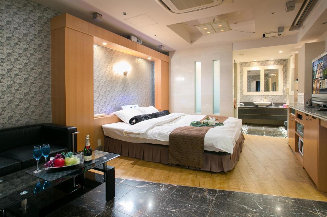 אוסקה Hotel Axis -アクシス- (Adults Only) מראה חיצוני תמונה