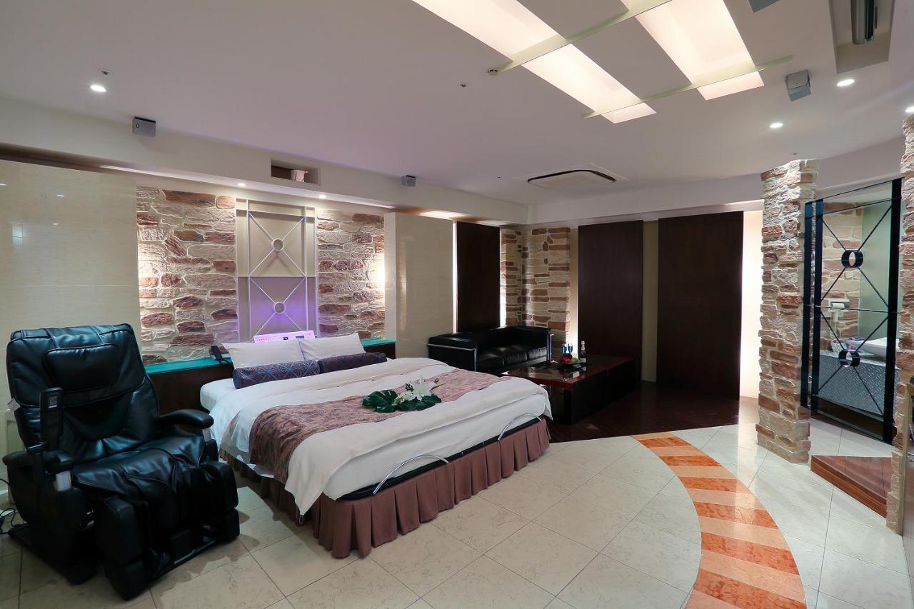 אוסקה Hotel Axis -アクシス- (Adults Only) מראה חיצוני תמונה