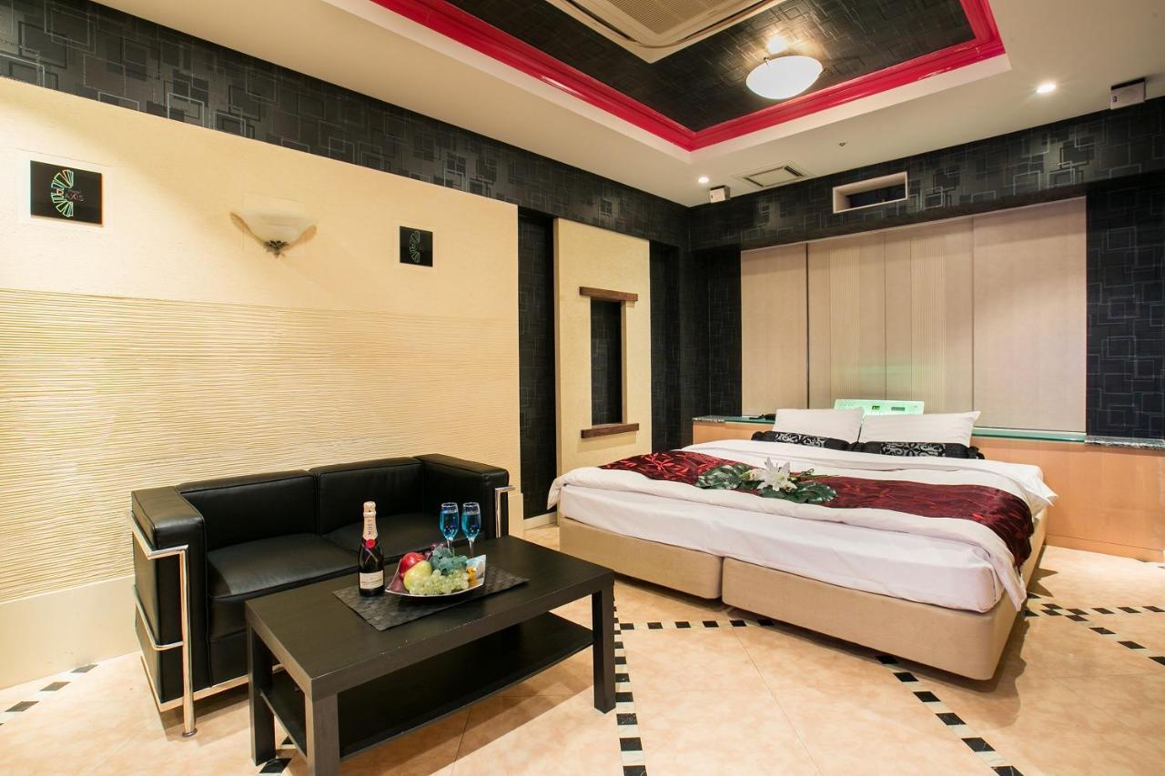 אוסקה Hotel Axis -アクシス- (Adults Only) מראה חיצוני תמונה