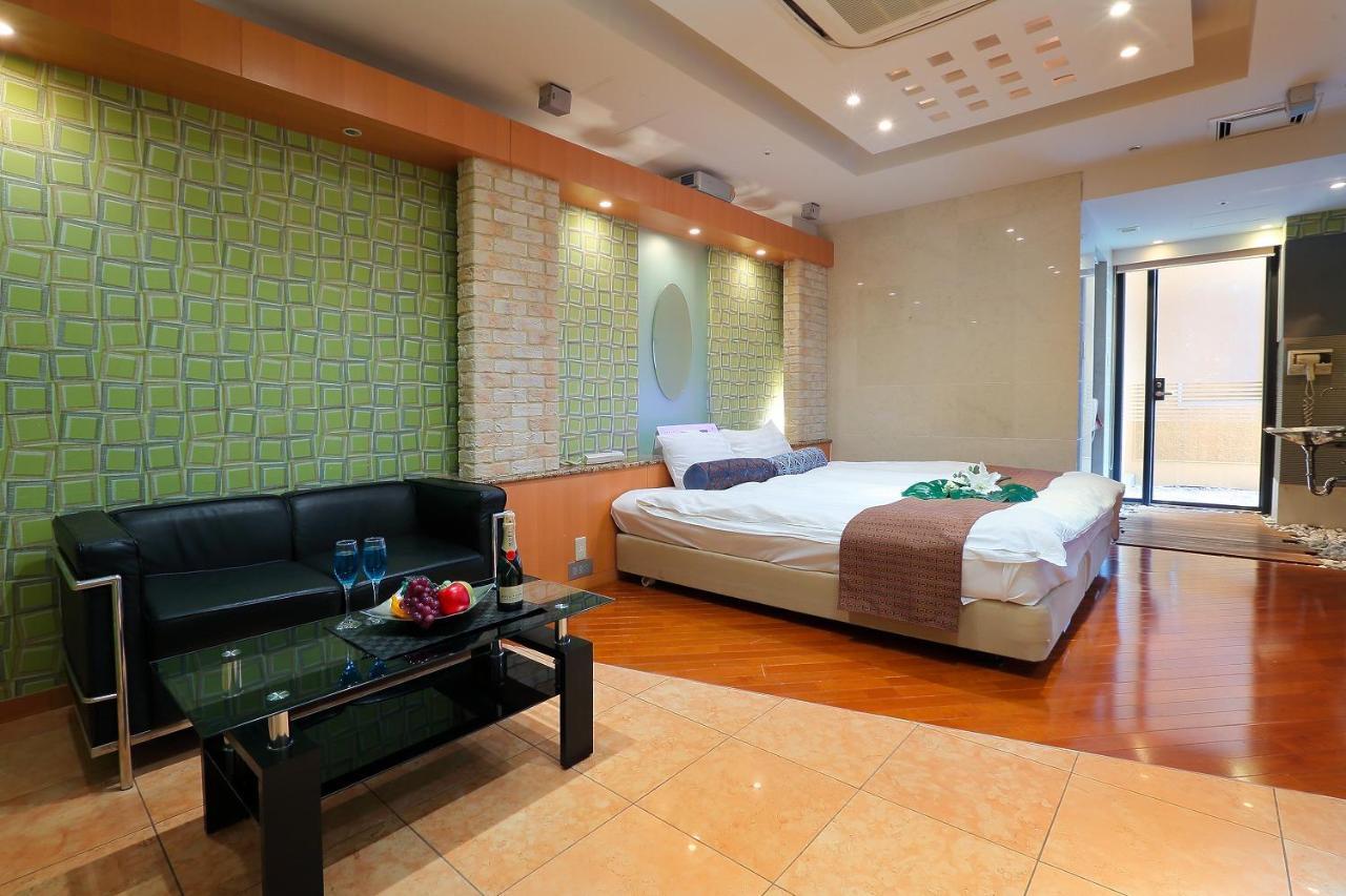 אוסקה Hotel Axis -アクシス- (Adults Only) מראה חיצוני תמונה