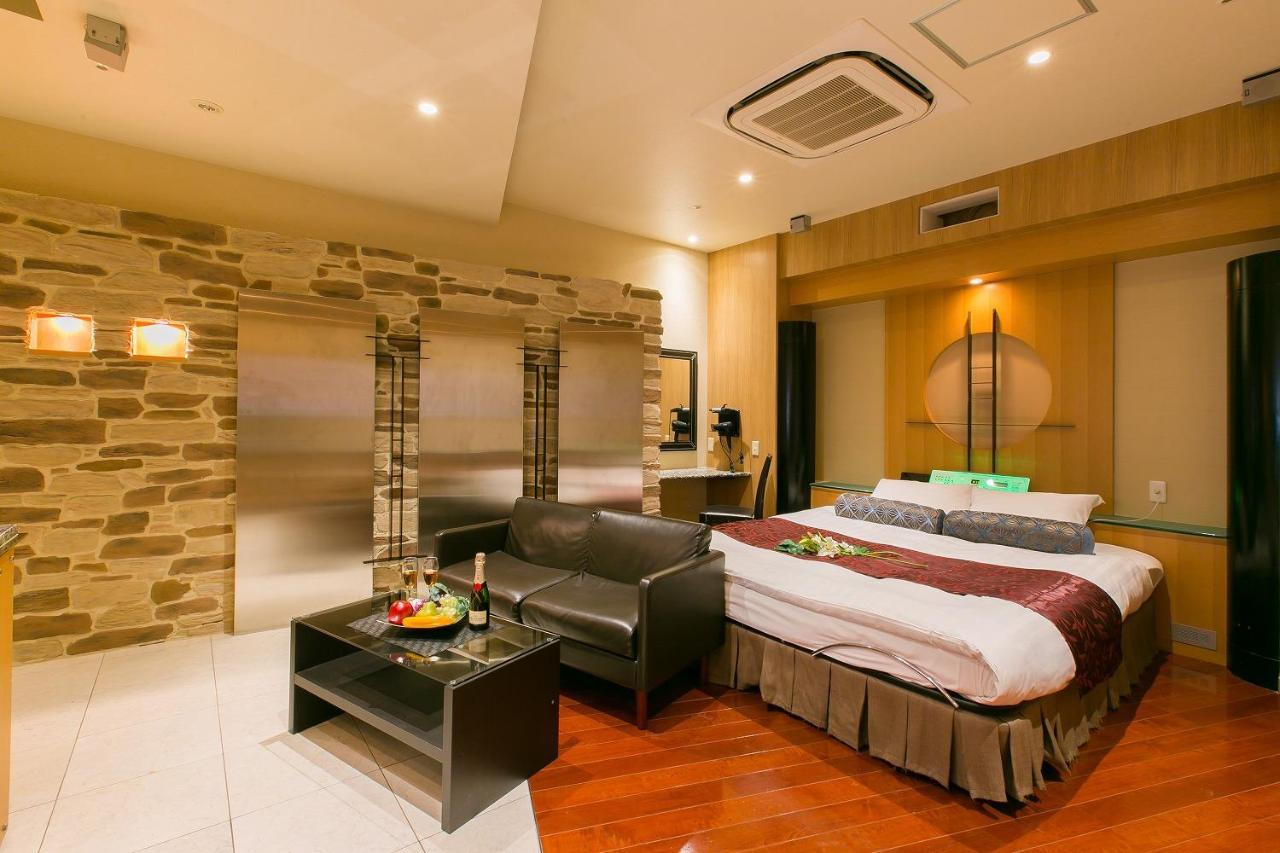אוסקה Hotel Axis -アクシス- (Adults Only) מראה חיצוני תמונה