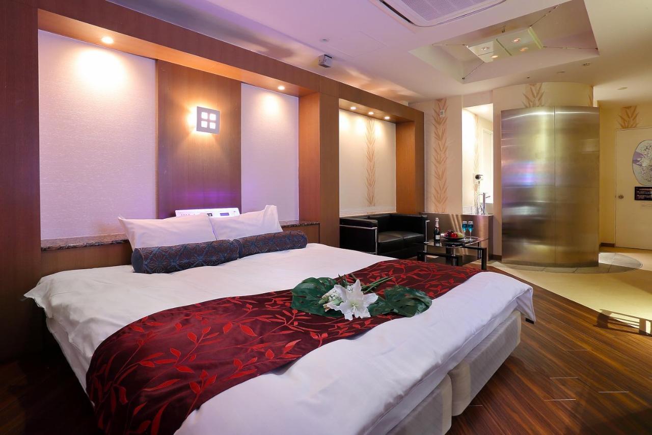 אוסקה Hotel Axis -アクシス- (Adults Only) מראה חיצוני תמונה